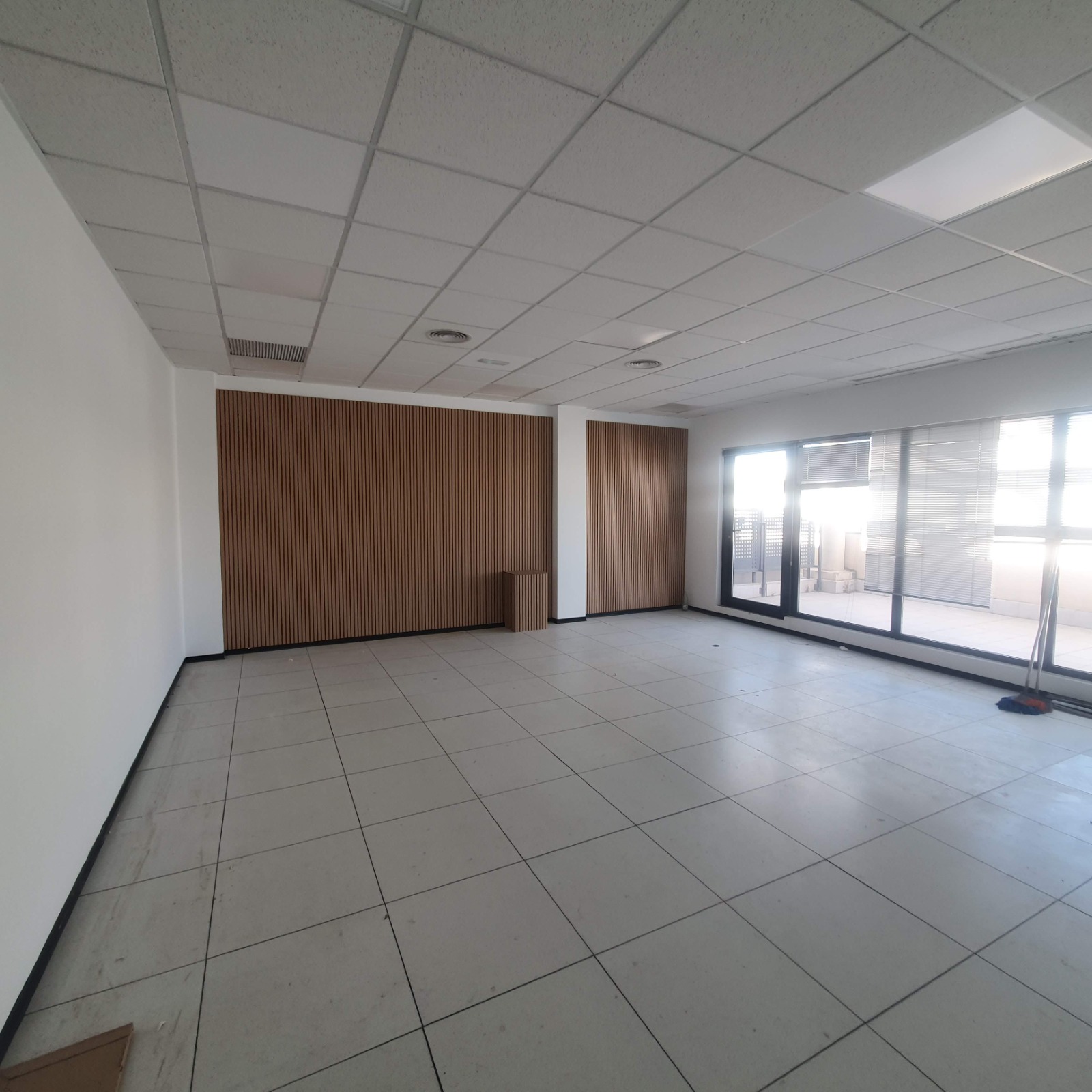 ALQULER Oficina Vallecas 126 m2 y 57 m2 terraza 6 Oficina tecnológica en alquiler en Vallecas de 126 m2