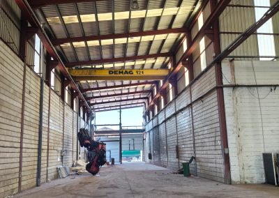 Interior de nave industrial con puente grúa en Getafe