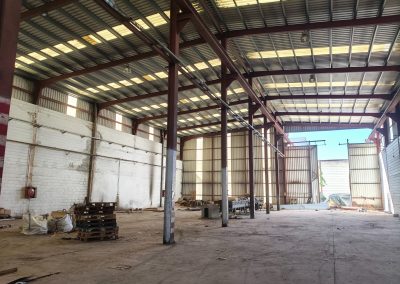 Interior de nave industrial con puente grúa en Getafe
