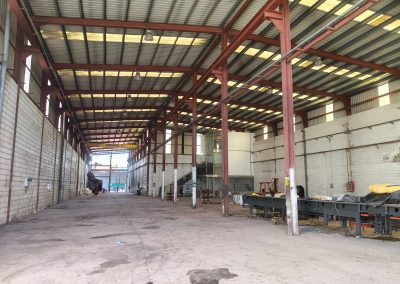 Interior de nave industrial con puente grúa en Getafe