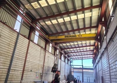Interior de nave industrial con puente grúa en Getafe